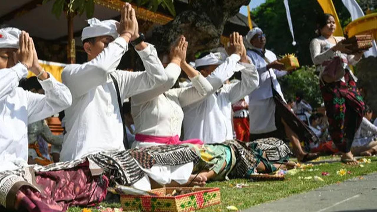 FOTO: Melihat Suasana Khidmat Perayaan Hari Raya Galungan di Bali