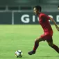 Pemain depan Timnas Indonesia U-19. Hanis Saghara Putra (kiri) mencoba melewati pemain China U-19, Ao Chen pada PSSI 88th U-19 International Tournament di Stadion Pakansari, Selasa (25/9). Indonesia kalah 0-3. (Liputan6.com/Helmi Fithriansyah)