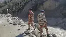 Tim penyalamat berjaga setelah sebagian gletser Nanda Devi pecah yang mengakibatkan banjir besar, lumpur dan puing-puing ke daerah-daerah di bawahnya di daerah Tapovan, negara bagian utara Uttarakhand, India (7/2/2021). (Indo Tibetan Border Police via AP)