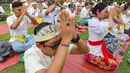 Perayaan ini mengingatkan manusia untuk menyatukan rohani demi mendapatkan pikiran yang jernih dan melenyapkan kekacauan pikiran. Tampak dalam foto, umat Hindu melakukan sesi persembahyangan Hari Raya Galungan di Pura Amerta Jati, Cinere, Jakarta Selatan, Rabu (19/11/2025). (merdeka.com/Arie Basuki)