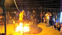 Seorang bhiksu di provinsi Nong Bua Lamphu di Thailand direkam video ketika sedang “dimasak” di atas kobaran api. 