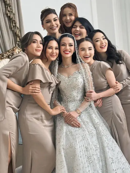 <p>Bridesmaid Susan Sameh bertabur bintang, Natasha Wilona, Jihane Almira, dan Indah Permatasari tampil kompak mengenakan baju serba coklat dengan berbagai model sebagai dress code bridesmaid. [@natashawilona12]</p>