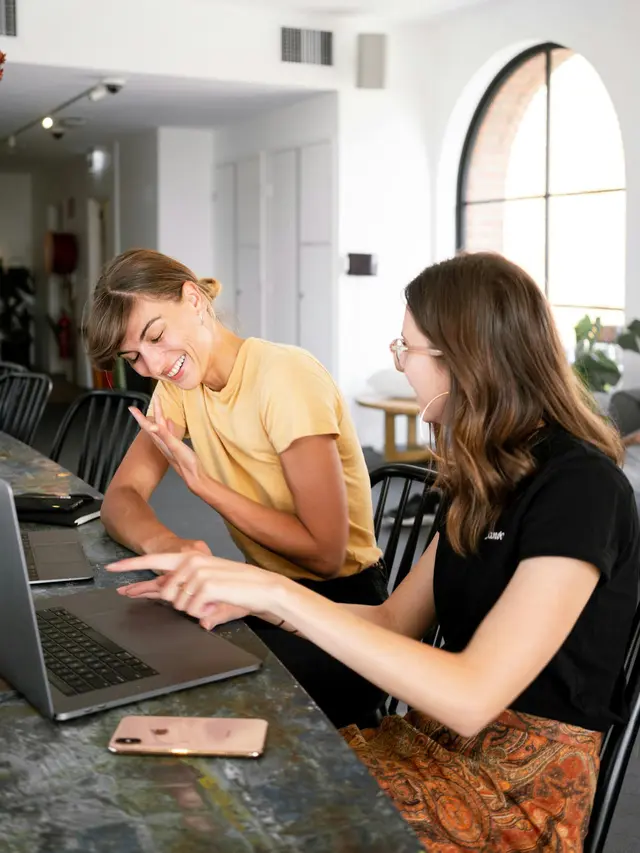 Baru Pertama Kali Masuk Dunia Kerja? Begini Tips Hindari Drama Kantor yang Sering Bikin Pusing