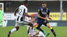 Pemain Chievo Verona, Ivan Radovanovic (kanan) berusaha melewati hadangan pemain Juventus pada laga Serie A di Bentegodi Stadium, (6/11/2016). (EPA/Simone Venezia)