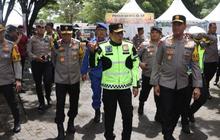 Berkaos Oblong dan Celana Pendek, Jenderal Peraih Adhi Makayasa Senam Santai di Pinggir Pantai Disorot