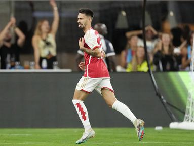 Pemain Arsenal, Fábio Vieira, melakukan selebrasi setelah mencetak gol ke gawang Barcelona dalam laga pramusim di Stadion SoFi, Inglewood, California, Kamis (27/7/2023). Arsenal menang dengan skor 5-3 atas Barcelona. (AP Photo/Ashley Landis)