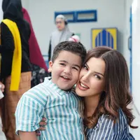 Sebagai ibu tunggal, Tasya Farasya memberikan perhatian waktunya secara penuh untuk anak. Termasuk menyaksikan penampilan sang anak di atas panggung [@tasyafarasya]