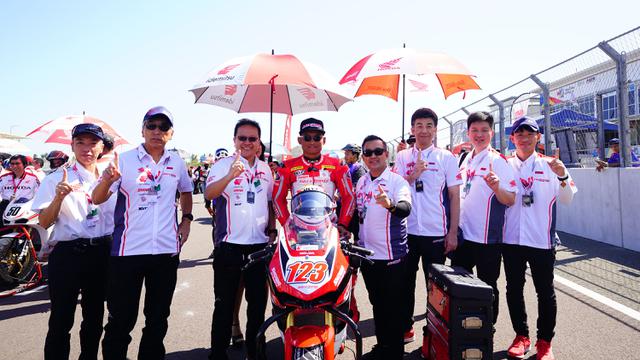 Foto: Aksi Local Pride Muda Bawa Honda dan Yamaha Kuasai Podium di Race 1 AP250 ARRC Mandalika 2023