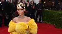 Rihanna saat menghadiri MET Gala 2015. (foto: hollywoodreporter)