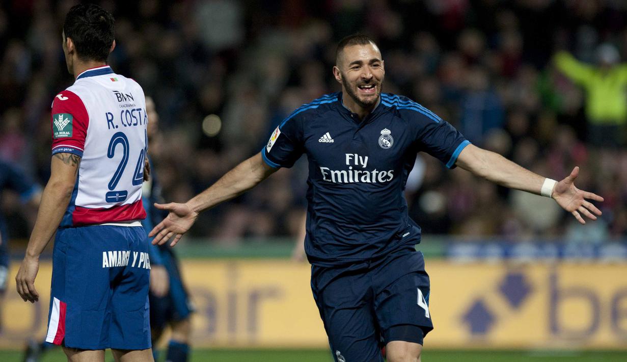 Pemain Real Madrid, Karim Benzema merayakan golnya ke gawang Granada pada lanjutan La Liga Spanyol di di Estadio Nuevo Los Carmenes, Senin (8/2/2016) dini hari WIB. (AFP/Jorge Guerrero)