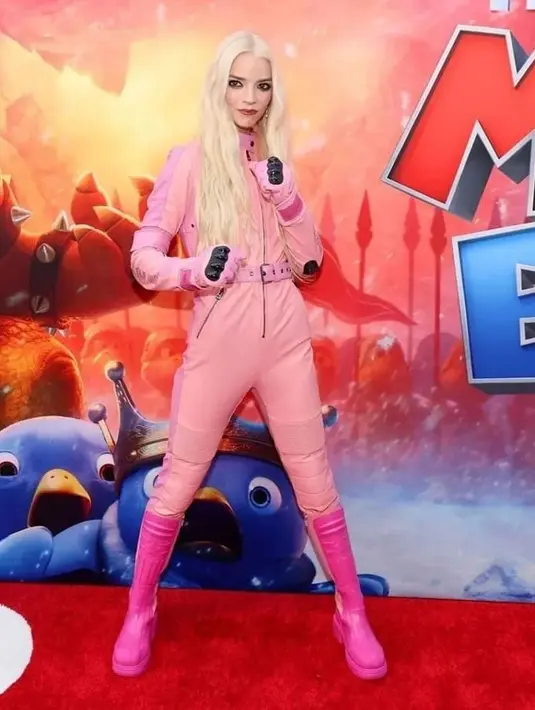 Selain itu, Anya juga kenakan busana dari Dior dengan warna soft pink [@siempremateygeek]