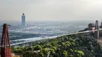 Foto pada 4 Mei 2019 memperlihatkan pemandangan di atas udara atau Skywalk dari jembatan berlantai kaca di Huaxi Adventure Park, Provinsi Jiangsu timur China. Jembatan kaca setinggi 518 meter ini menjadi tujuan wisata favorit di China. (Photo by STR / AFP)