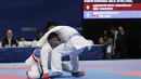 Karateka Indonesia, Rifki Ardiansyah, saat melawan karateka Vietnam, Nguyen Tahnh Duy, pada final kumite -60 kg putra SEA Games 2019 di World Trade Center, Manila, Minggu (8/12). Rifky meraih perak setelah kalah 1-2. (Bola.com/M Iqbal Ichsan)