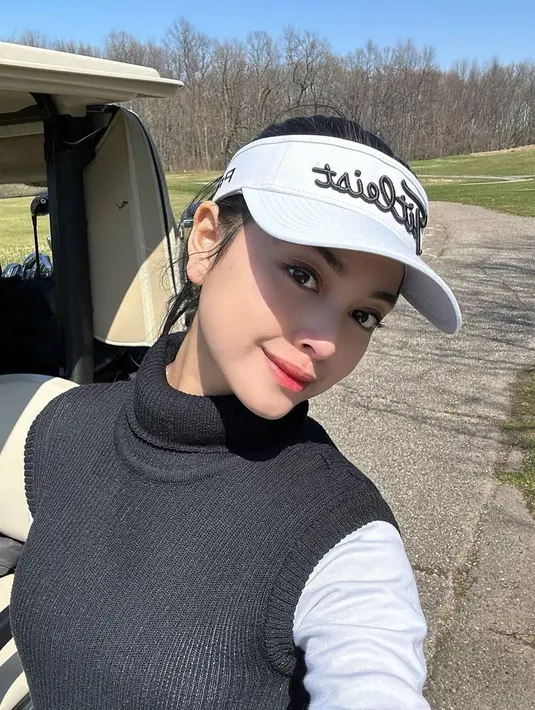 Main golf di Michigan, gaya Yoriko Angeline ini menuai banyak sorotan netizen. Tampil dengan busana bernuansa hitam dan putih banyak yang menyebut gayanya ini menawan dan terlihat girly. (Liputan6.com/IG/@yorikooangln_)