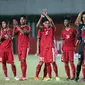 Pemain Timnas Indonesia U-19 memberi salam pada suporter usai laga uji coba melawan PSS Sleman di Stadion Maguwohardjo, Sleman, Sabtu (12/8). Laga berakhir imbang 2-2. (Liputan6.com/Helmi Fithriansyah)