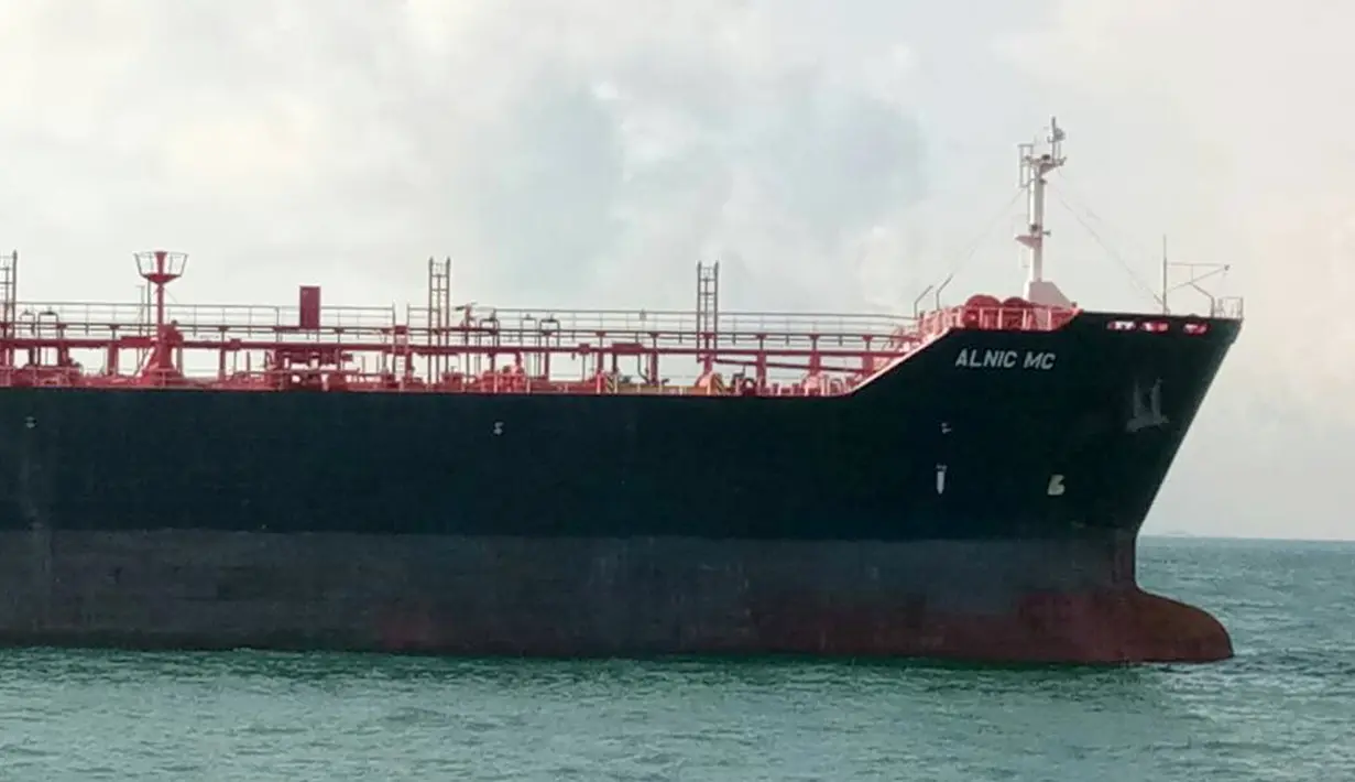 Kapal tanker Alnic MC yang bertabrakan dengan kapal perang USS John S. McCain  di Johor, Malaysia, Senin, (21/8). Kapal USS John S. McCain mengalami kerusakan pada lambung kirinya. (Royal Malaysian Navy via AP)