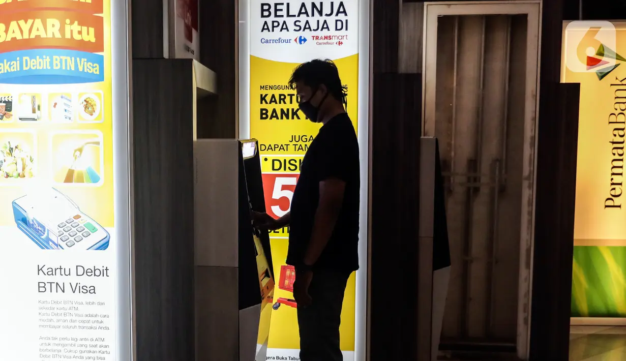 Warga melakukan transaksi di mesin ATM kawasan Kuningan, Jakarta, Rabu (12/10/2022). Peningkatan nilai transaksi digital banking sejalan dengan normalisasi mobilitas masyarakat atau lebih tinggi dibandingkan realisasi pada Juli 2022 yang mencapai Rp 4.359,7 triliun. (Liputan6.com/Johan Tallo)