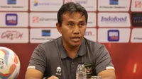 Pelatiih Timnas Indonesia U-17, Bima Sakti, memberikan keterangan kepada awak media sebelum pertandingan melawan Korea Selatan U-17 di&nbsp;di Hotel Sultan, Jakarta pada Selasa (28/08/2023). (Bola.com/Abdul Aziz)