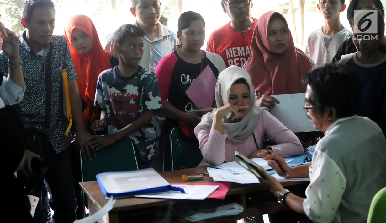 Orang tua wali murid calon peserta didik baru mendatangi posko SMP 11 di Rawa Buntu, Serpong, Tangsel, Jumat (13/07). Mereka protes karena tidak bisa mengetahui kelanjutan hasil pendaftaran putra-putrinya lewat situs PPDB. (Merdeka.com/Arie Basuki)
