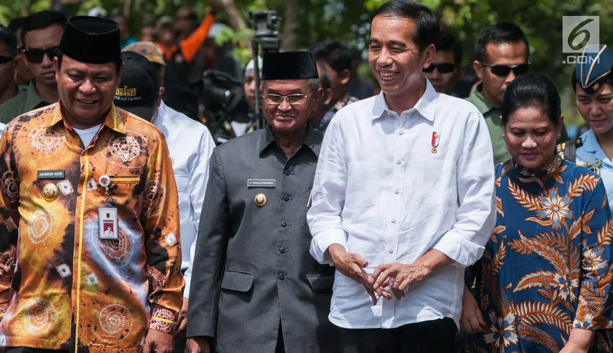 Presiden Jokowi meninjau pembangunan akses jalan menuju persawahan yang berada di Desa Pematang Panjang, Kabupaten Banjar, Kalimantan Selatan, Senin (26/3). Di lokasi itu mempekerjakan 30 warga sekitar dengan upah Rp80 ribu per hari. (Liputan6.com/Pool)
