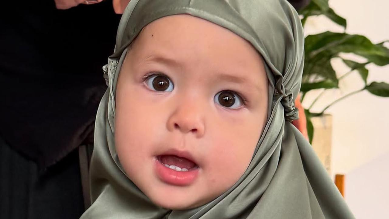 3 Potret Imut dan Menggemaskan Saat Putri Jennifer Coppen Kenakan Hijab, Dipanggil Hajah Kamari