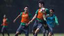 Pemain Timnas Indonesia U-22, Gavin Kwan, berebut bola dengan Septian David Maulana saat latihan di Lapangan SPH Karawaci, Banten, Selasa (8/8/2017). Latihan dilakukan sebagai persiapan jelang SEA Games 2017 Malaysia. (Bola.com/Vitalis Yogi Trisna)