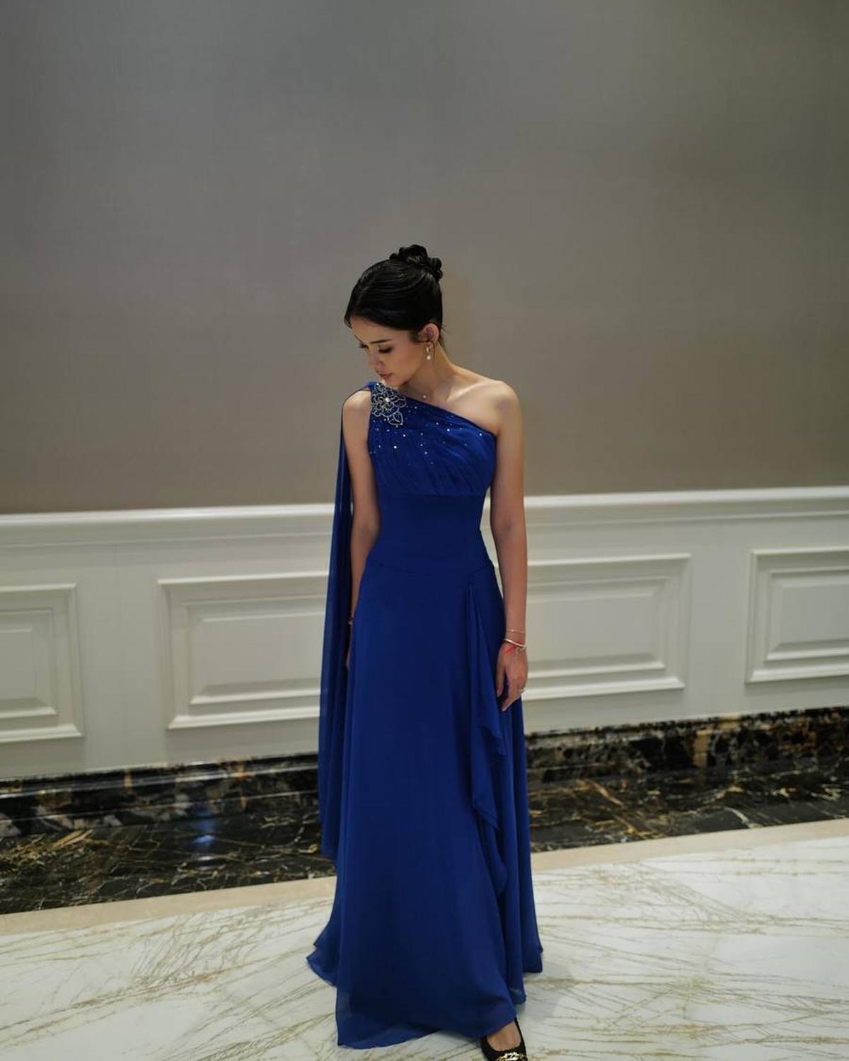 Di kondangan kali ini, Sarah tampil mengenakan dress panjang berwarna biru dan tanpa lengan.