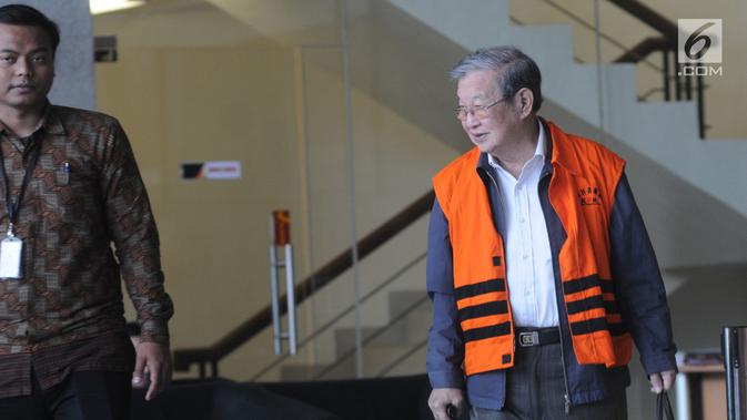 Pengusaha yang juga terpidana kasus korupsi, Tamin Sukardi usai menjalani pemeriksaan di Gedung KPK, Jakarta, Jumat (16/11).Tamin diperiksa dalam sengketa jual lahan seluas 74 hektare yang tercatat sebagai aset PTPN 2 (Persero). (Merdeka.com/Dwi Narwoko)