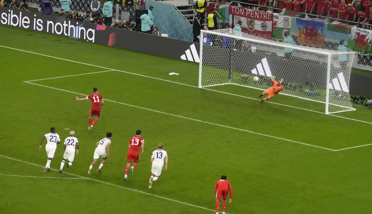 Penyerang Wales, Gareth Bale saat mencetak gol lewat penalti ke gawang Amerika Serikat pada pertandingan grup B Piala Dunia 2022 Qatar di Stadion Ahmad Bin Ali di Doha, Qatar, Selasa (22/11/2022). Dengan hasil tersebut Wales berada di posisi kedua klasemen Grup B dengan satu poin, dan Amerika Serikat di peringkat ketiga. Sementara Inggris memimpin dengan tiga poin dan Iran di posisi buncit. (AP Photo/Themba Hadebe)