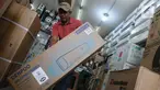 Pedagang memindahkan pendingin udara (Air Conditioner) di salah satu toko, Kawasan Pasar Kramat Jati, Jakarta, Rabu (6/9/2023). (merdeka.com/Imam Buhori)