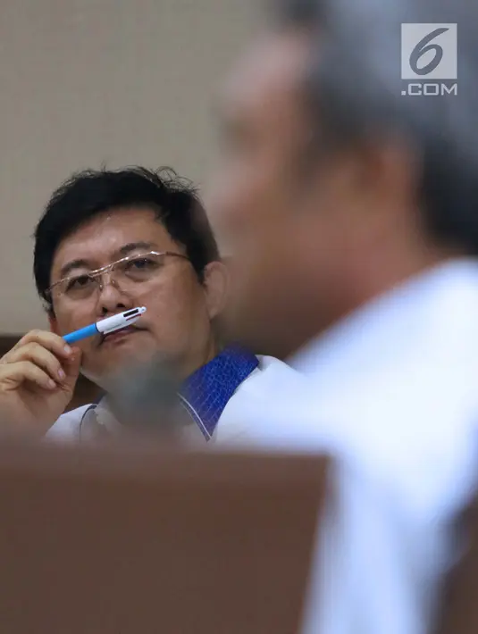Terdakwa dugaan menghalangi proses penyidikan KPK, Lucas menyimak keterangan kesaksian mantan petinggi Lippo Group, Eddy Sindoro pada sidang lanjutan di Pengadilan Tipikor, Jakarta, Kamis (17/1). (Liputan6.com/Helmi Fithriansyah)