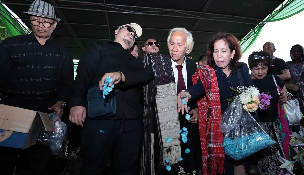 Air mata orang-orang yang ditinggalkan tak lagi bisa dibendung saat jenazah akan di masukkan ke liang lahat. Sang istri, Nancy Caroline Sitompul dan keluarga dekat tak henti-hentinya mengusap air matanya. (Deki Prayoga/Bintang.com)