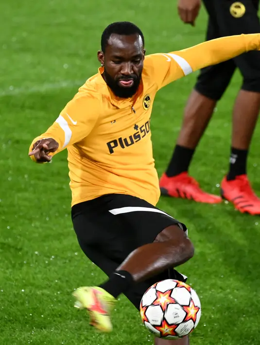 Gelandang Young Boys, Nicolas Moumi Ngamaleu mengambil bagian dalam sesi latihan di Estadio de la ceramica di Villarreal, Senin (1/11/2021). Young Boys  akan bertandnag ke markas Villarreal pada matchday 4 Grup F Liga Champions 2021/22, Rabu (3/11) WIB di Estadio de la Ceramica (JOSE JORDAN / AFP)