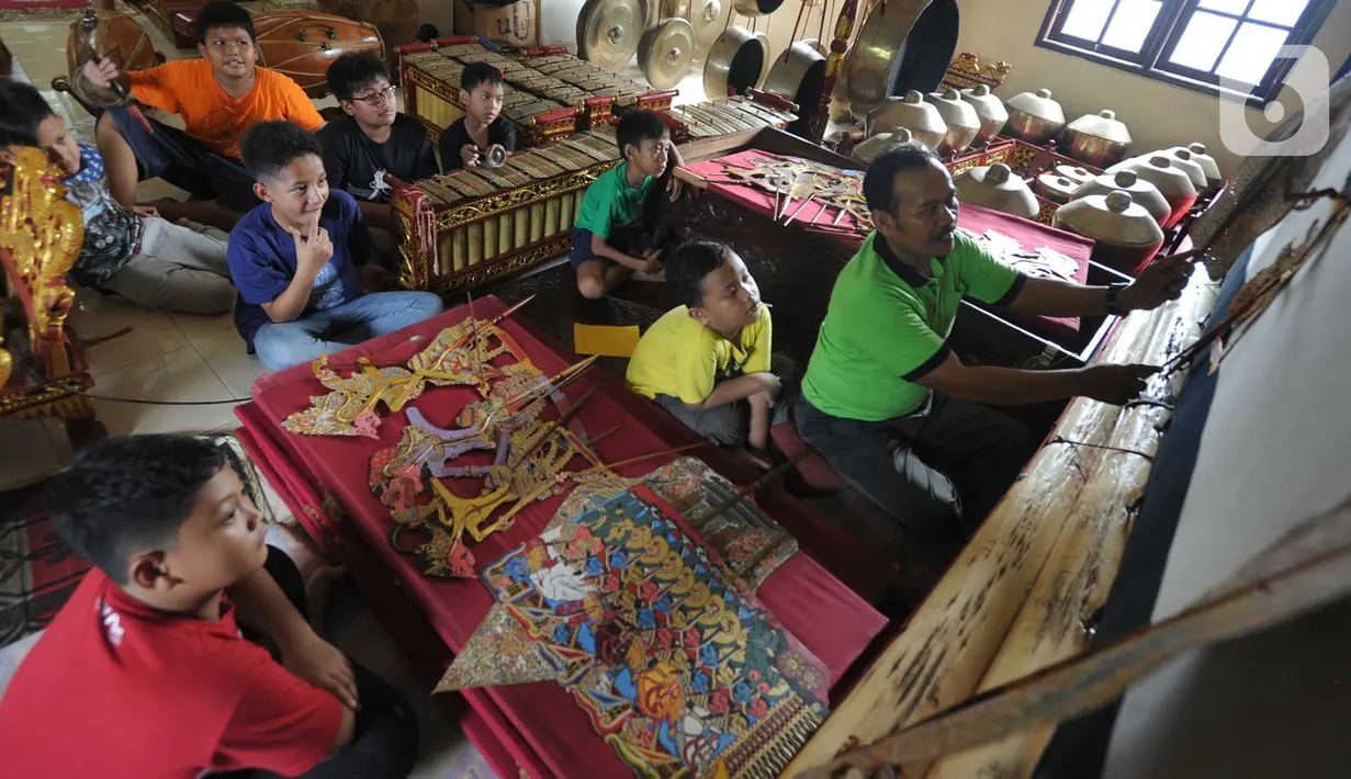 Anak-anak berlatih mendalang wayang kulit di Sanggar Nirmalasari, Cinere, Depok, Jawa Barat, Minggu (9/2/2020). Para siswa di sanggar ini dipungut iuran Rp 300 ribu per bulan. (merdeka.com/Arie Basuki)