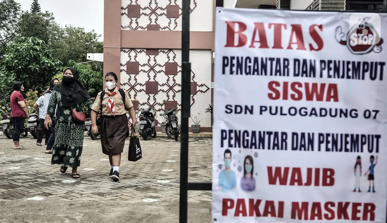 Orangtua saat menjemput siswa usai mengikuti pembelajaran tatap muka di SDN Pulogadung 07, Jakarta, Rabu (7/4/2021). Pembelajaran tatap muka di DKI Jakarta dilakukan tanpa istirahat. (merdeka.com/Iqbal S. Nugroho)