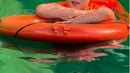 Banyak yang mengira Natasha Wilona syuting di laut, karena adegan ini adalah adegan Wilona tenggelam di laut. Namun faktanya adegan tersebut diambil dengan berlatar green screen. Wara wiri di dunia seni peran sejak 2008 ketika usianya 10 tahun, kepiawaian Natasha Wilona dalam berakting tak perlu diragukan lagi. Wilona sudah raih beragam penghargaan sepanjang kariernya. (Liputan6.com/IG/@natashawilona12)