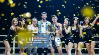 Christian Lee merayakan keberhasilan menjadi juara ONE Championship kelas ringan bersama legenda renang Michael Phelps. (Dok ONE Championship)