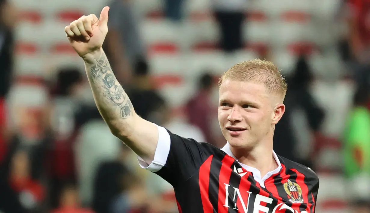 Melvin Bard. Bek kiri Prancis berusia 21 tahun ini didatangkan OSG Nice dari Lyon awal musim 2021/2022 ini dengan mahar senilai 3 juta euro. Tampil 17 kali di Ligue-1 dengan torehan 1 gol dan 1 assist, ia juga sukses mencatat 6 kali clean sheet untuk lini pertahanan. (AFP/Valery Hache)