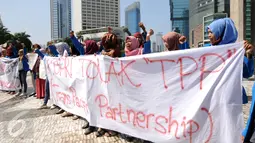 Sejumlah mahasiswi yang tergabung dalam Kopri PB PMII melakukan aksi di Bundaran HI, Jakarta, Minggu (13/3/2016). Meski sudah ada larangan kegiatan politik saat Car Free Day, namun mereka tetap melakukan aksi. (Liputan6.com/Helmi Fithriansyah)