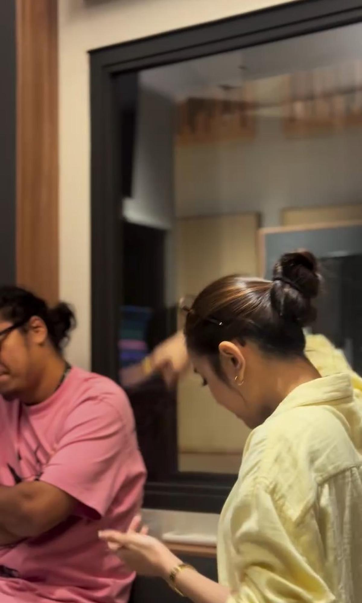 7 Potret Mahalini Bimbing Betrand Peto & Anggis di Studio, Lagu Duet Menggetarkan Hati Siap Rilis