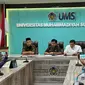 Wakil Rektor IV UMS, EM Sutrisna sedang memberikan keterangan soal pencopotan oknum dosen UMS yang diduga melakukan pelecehan seksual kepada mahasiswi.(Liputan6.com/Fajar Abrori)