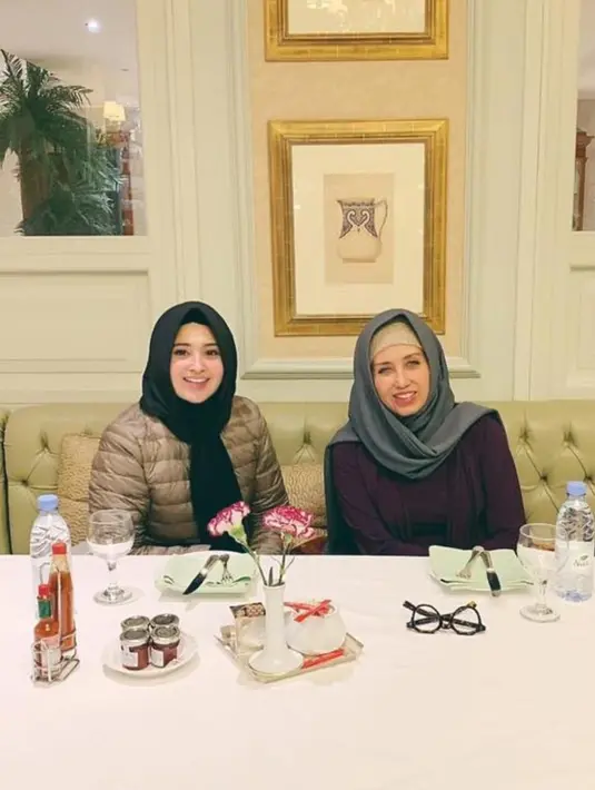 Terlebih saat Ayushita mengenakan hijab segi empat yang menutup sempurna. Penampilan Ayushita dipuji netizen menjadi lebih awet muda. Kini Ayushita lebih sering terlihat tanpa mengenakan hijab. Ia kerap membagikan kesehariannya di media sosial mulai dari olahraga hingga liburan. (Liputan6.com/IG/@ayushita)