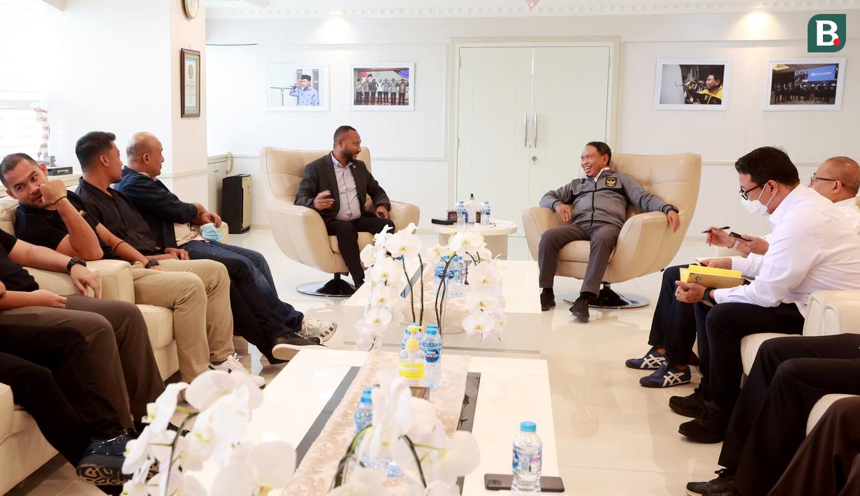 Menteri Pemuda dan Olahraga (Menpora) Zainudin Amali, kembali menggelar pertemuan dengan perwakilan klub Liga 2 di Kantor Kemenpora, Senin (30/1/2023). Kompetisi Liga 2 belum bisa berjalan hingga Kongres Luar Biasa (KLB) Persatuan Sepakbola Seluruh Indonesia (PSSI) digelar. (Bola.com/M Iqbal Ichsan)