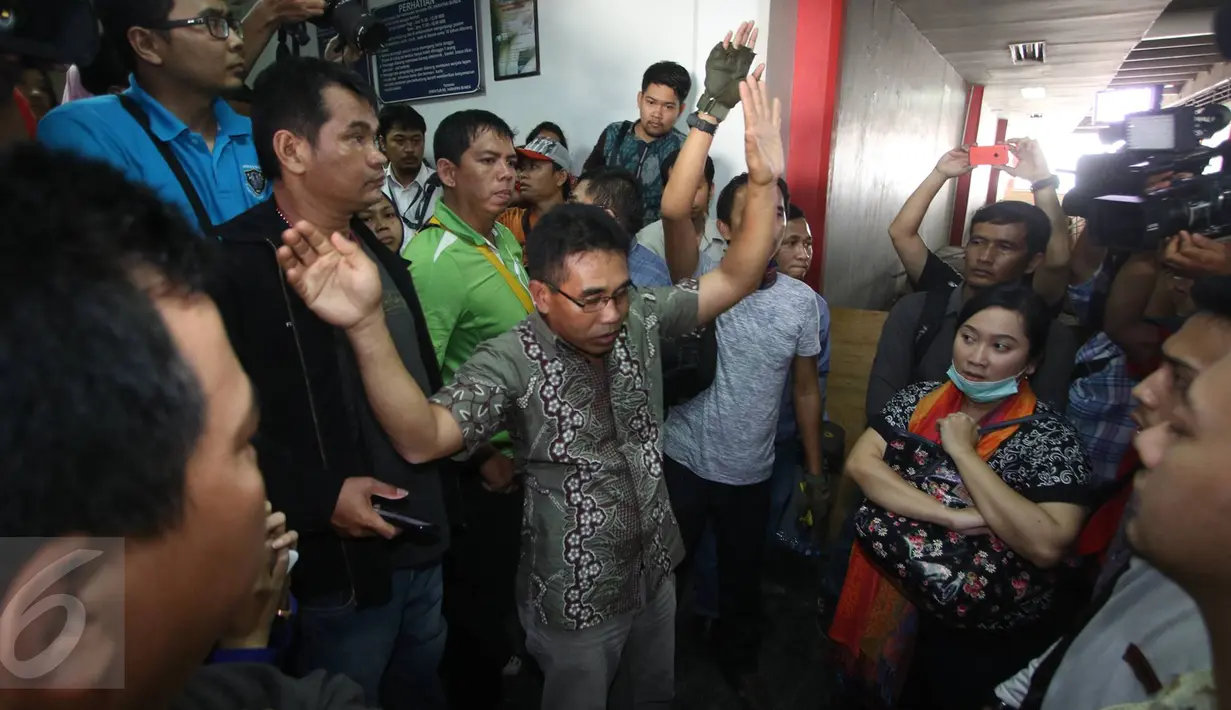 Seorang staf mencoba menenangkan para orangtua yang anaknya menjadi korban vaksin palsu di RS Harapan Bunda, Jakarta, Jumat (15/7). Mereka meminta manajemen RS berani mempertanggungjawabkan perbuatannya dan tidak bungkam. (Liputan6.com/Immanuel Antonius)