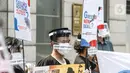 Massa mengenakan pelindung wajah dan masker saat menggelar aksi di depan Kedubes Korea Selatan di Jakarta, Kamis (25/6/2020). Dalam aksinya, mereka meminta Korsel membatalkan rencana pendanan untuk proyek PLTU Jawa 9 dan 10 di Banten yang dinilai merusak lingkungan. (Liputan6.com/Faizal Fanani)