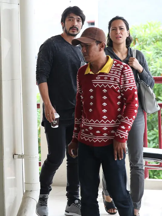 Inong, istri aktor tampan Abimana mengatakan bahwa saat ini Abi sangat terpuruk setelah mendengar kepergian ibunya. Sampai saat ini pun kabarnya Abi masih tak percaya kalau ibunya sudah meninggal dunia. (Bambang E. Ros/Bintang.com)