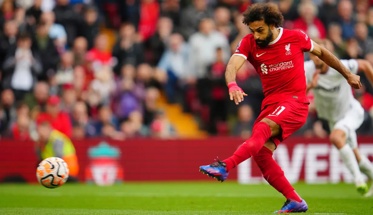 <p>Pemain Liverpool Mohamed Salah mencetak gol ke gawang West Ham United melalui tendangan penalti pada pertandingan sepak bola Liga Premier Inggris di Stadion Anfield, Liverpool, Inggris, Minggu (24/9/2023). Liverpool mengalahkan West Ham United dengan skor 3-1. (AP Photo/Jon Super)</p>