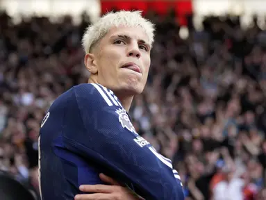 Pemain Manchester United, Alejandro Garnacho melakukan selebrasi setelah mencetak gol ketiga timnya ke gawang Southampton pada laga lanjutan Liga Inggris 2023/2024 di St Mary's Stadium, Southampton, Inggris, Sabtu (14/09/2024). (AP Photo/Alastair Grant)