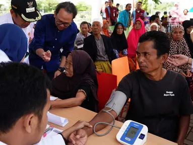 Direktur PT Hero Supermarket Tbk Hadrianus Wahyu Trikusomo berbincang dengan warga korban gempa ketika pemeriksaan kesehatan di Mataram, NTB, Rabu (15/8). PT Hero Supermarket Tbk memberikan bantuan dan dukungan. (Liputan6.com/HO/Eko)