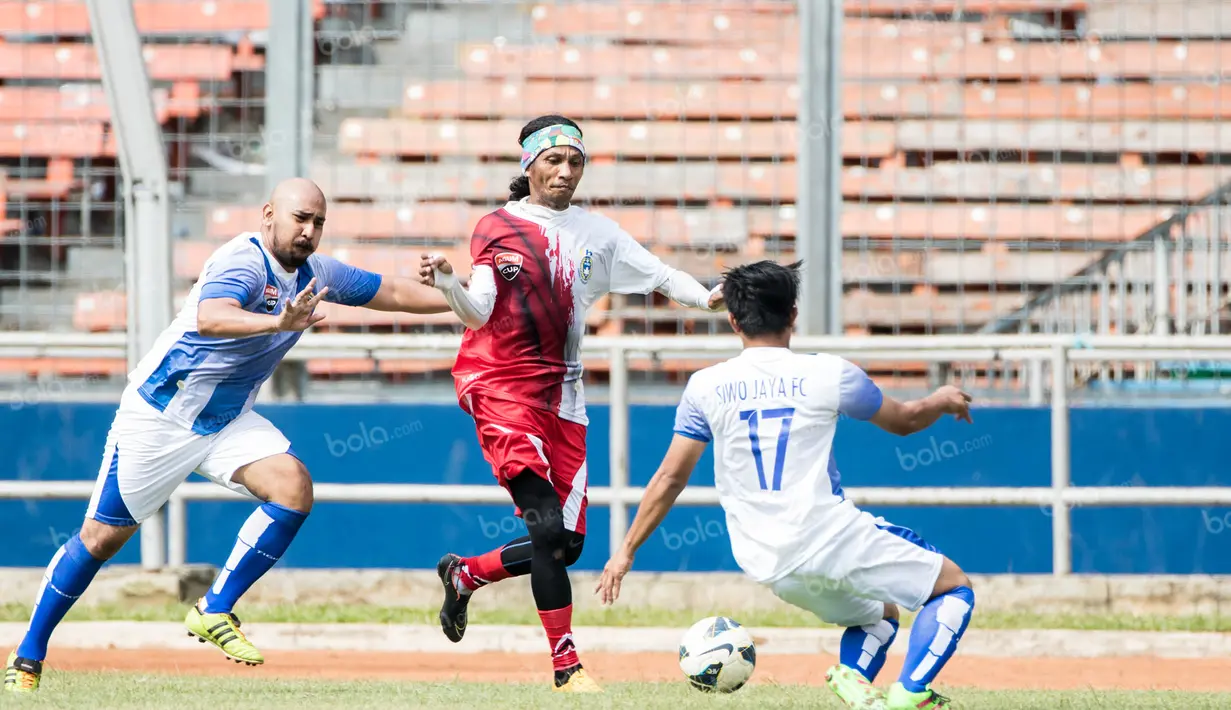 Mantan striker timnas Indonesia, Rochy Putiray, berusaha melewati pemain Siwo Jaya pada laga Agum Gumelar Cup di SUGBK, Jakarta, Minggu (10/4/2016). Para mantan pemain timnas Indonesia menang 2-1 atas Siwo Jaya. (Bola.com/Vitalis Yogi Trisna)